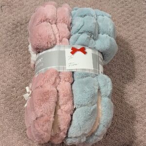 Brookstone Pink and Blue Women's Slippers NWT